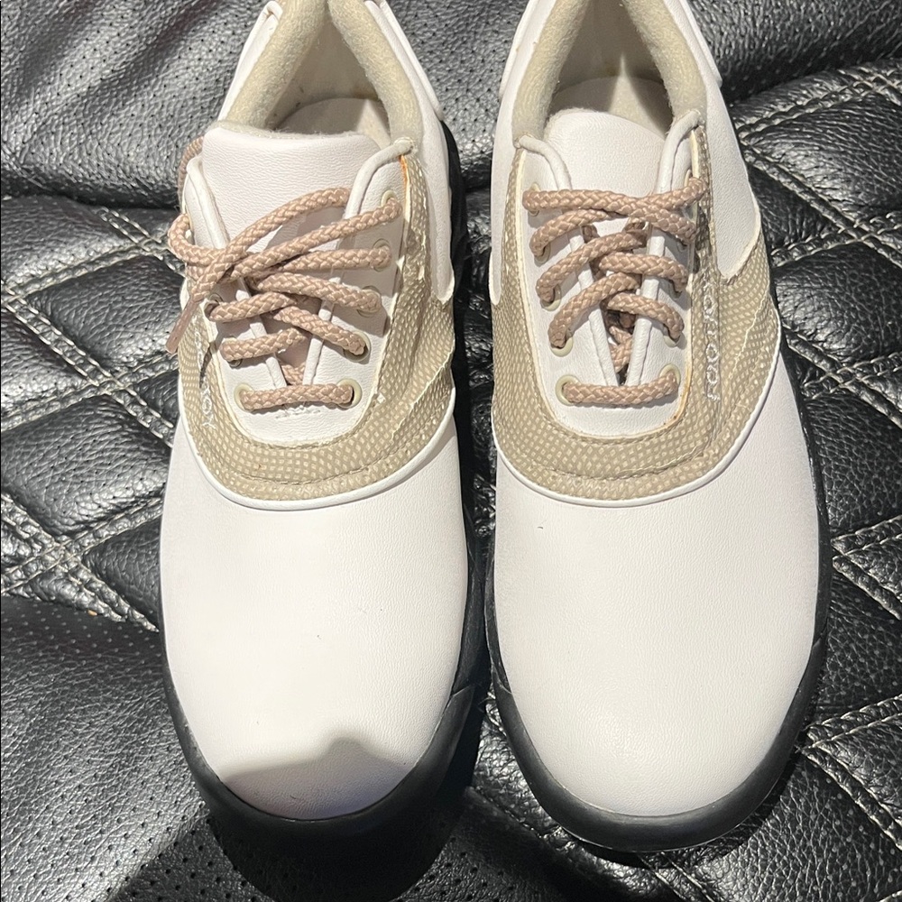 Ecco FootJoy Women's Cream and Tan golf ⛳️ shoes size 5M. NWO tags.